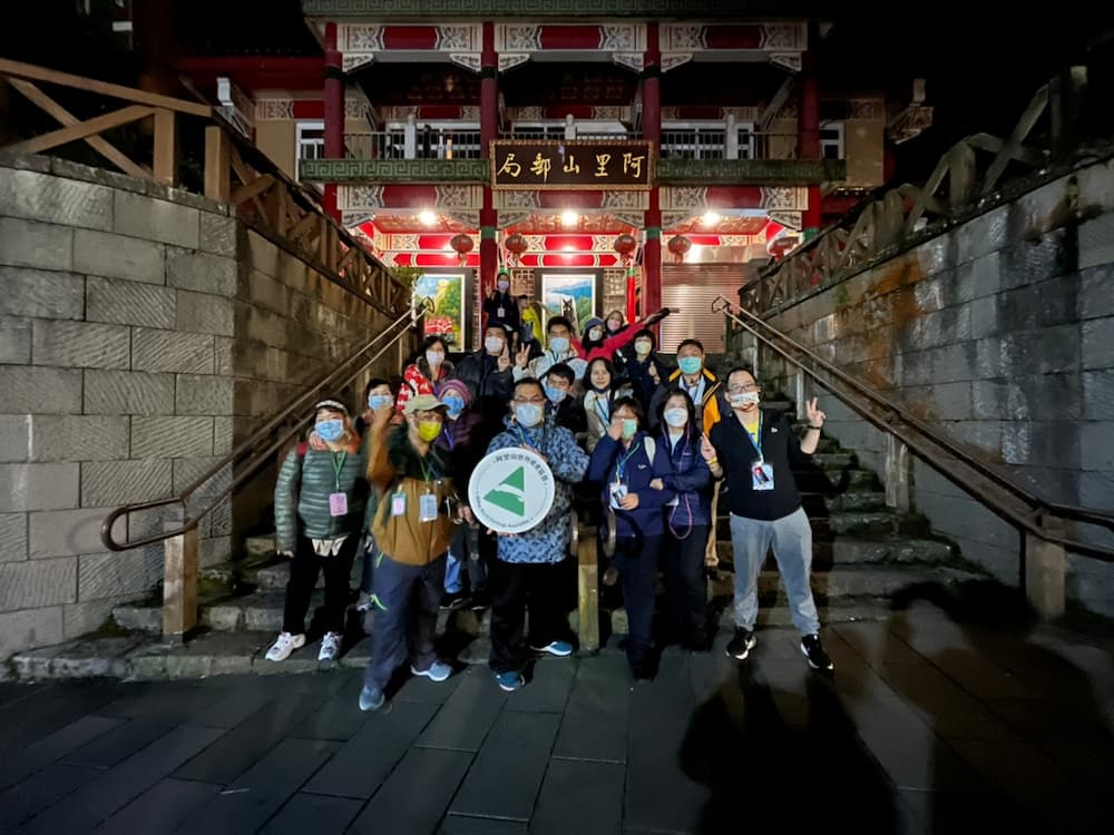 小可樂果們一起夜遊阿里山，並在阿里山郵局合影