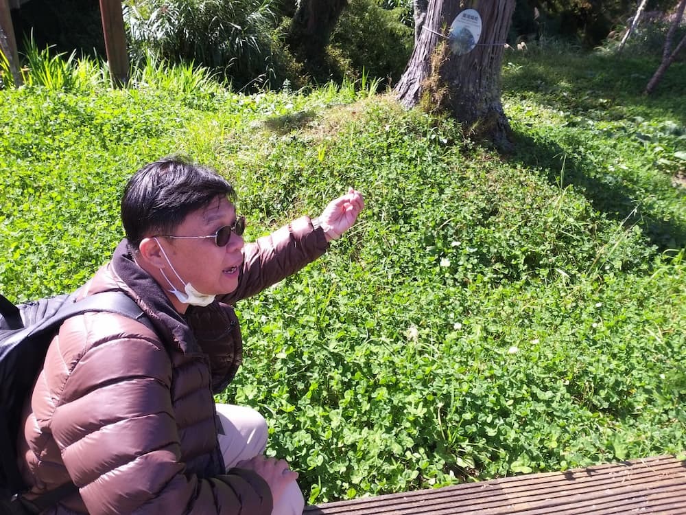 郭盈良理事長帶領學員認識阿里山植物生態