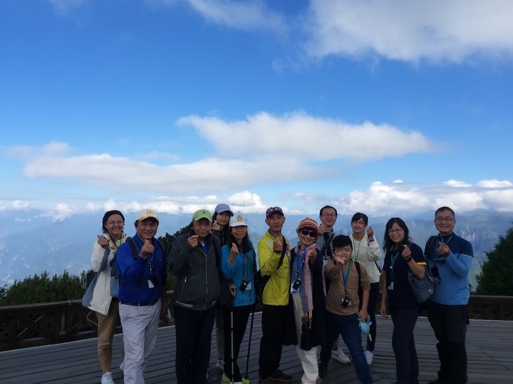 11月19日行程,登上小笠原平台遠眺玉山山脈及萬歲山,學員一起合影