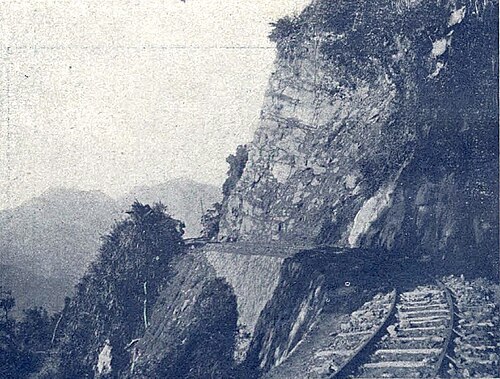 圖:日本時代阿里山鐵道奮起湖附近嶮崖 / 圖片來源:wikipedia